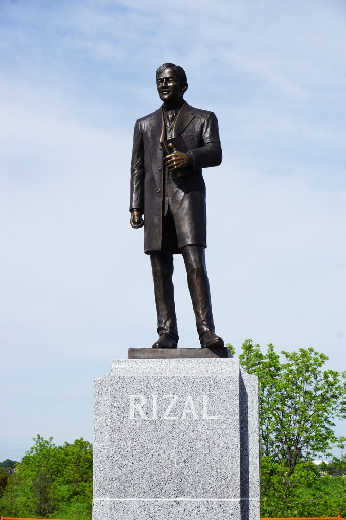 The Philippine Reporter - Historic unveiling of smiling Rizal monument ...